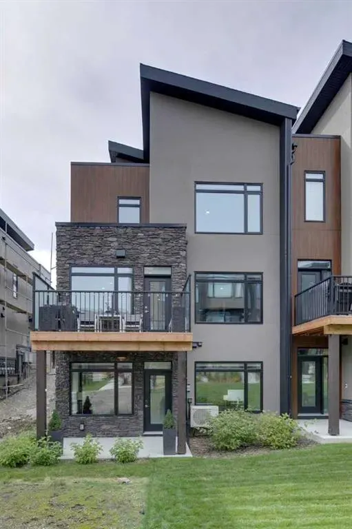 275 Royal Elm Road NW