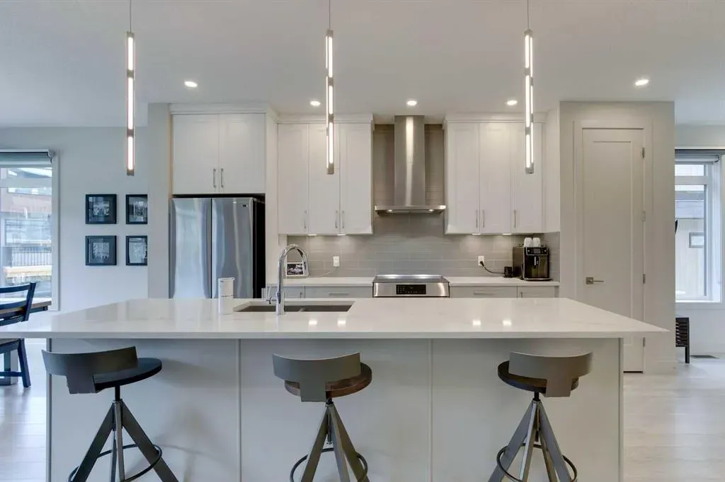 275 Royal Elm Road NW