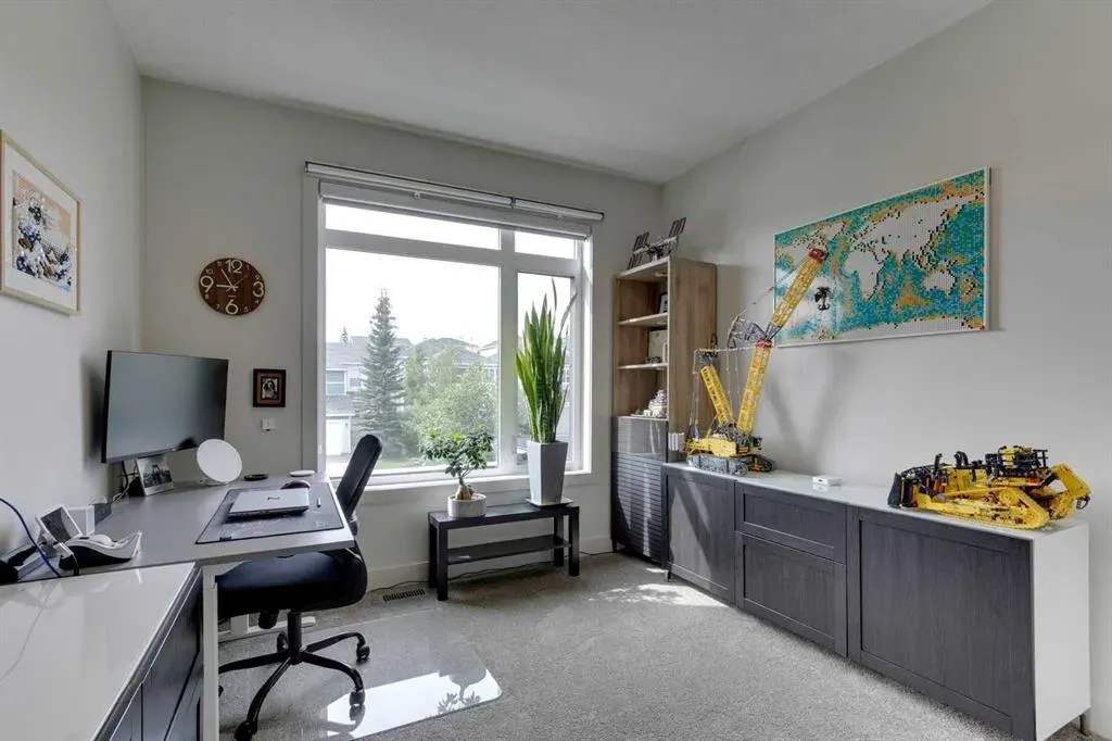 275 Royal Elm Road NW