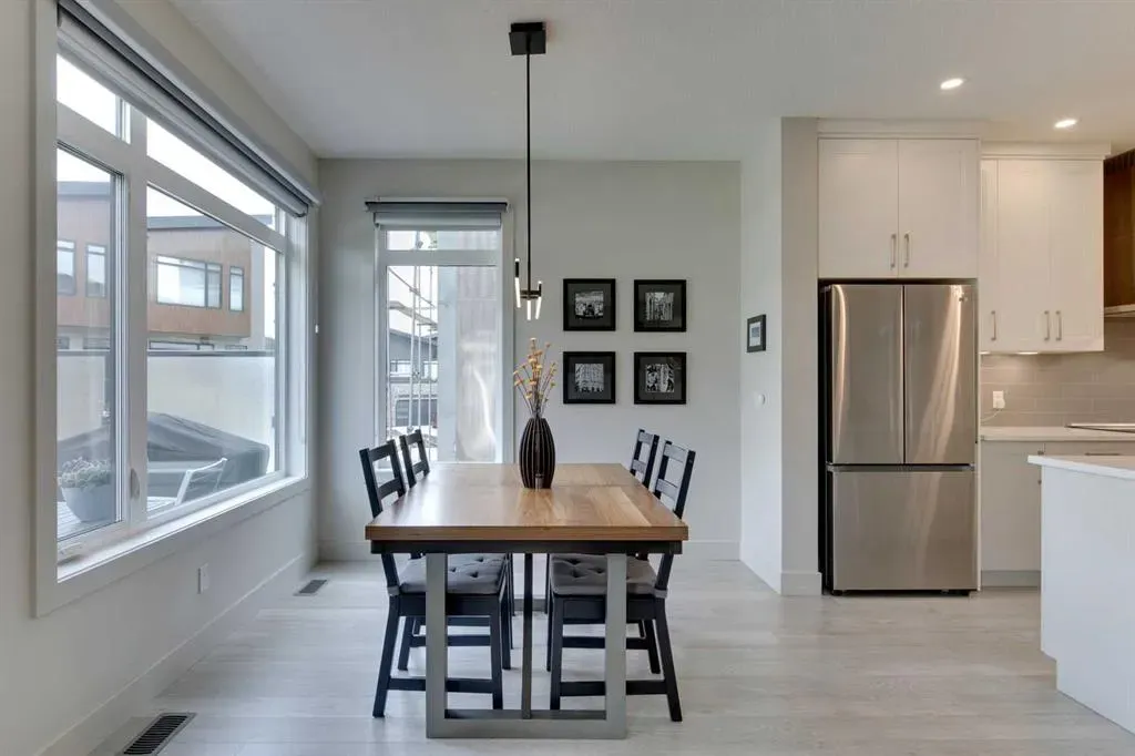 275 Royal Elm Road NW