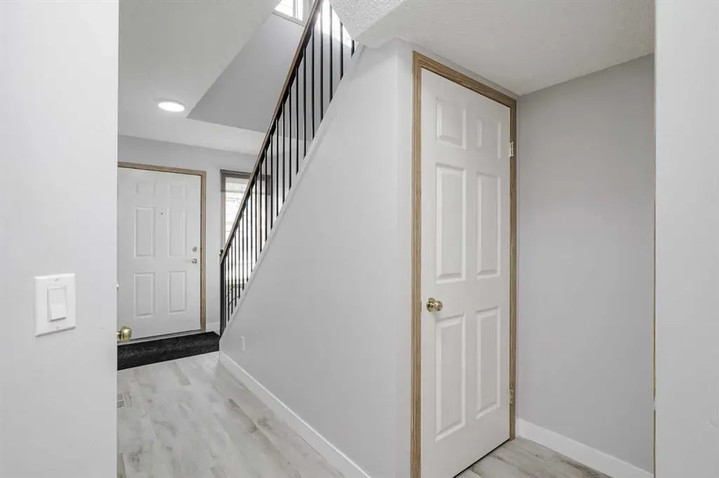 83 Country Hills Villas NW