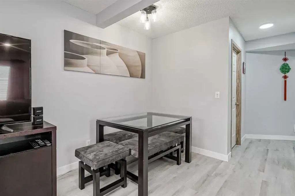 83 Country Hills Villas NW