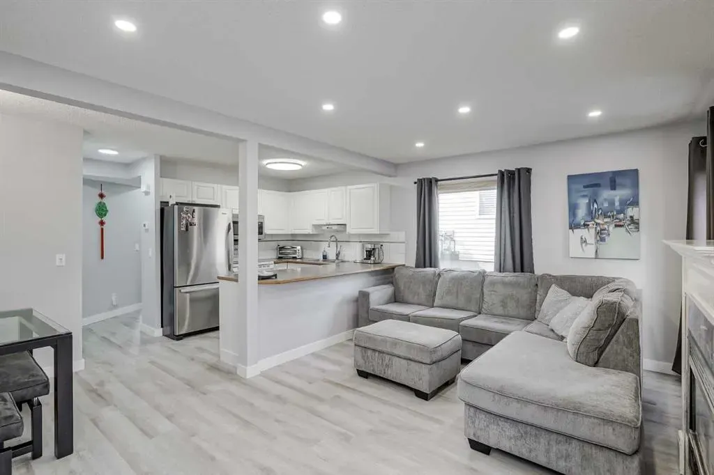 83 Country Hills Villas NW