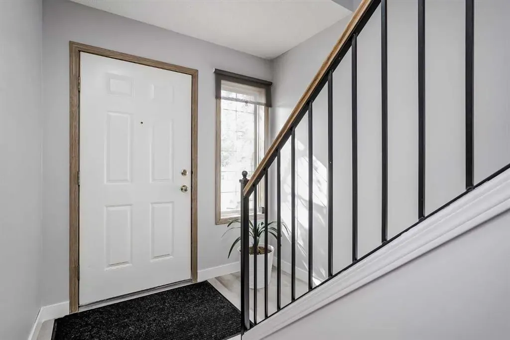 83 Country Hills Villas NW
