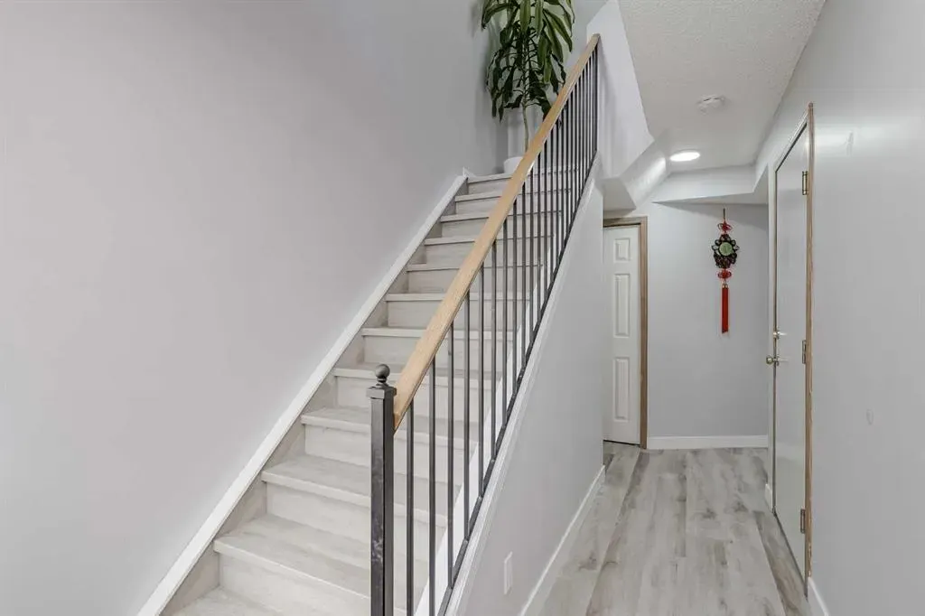 83 Country Hills Villas NW