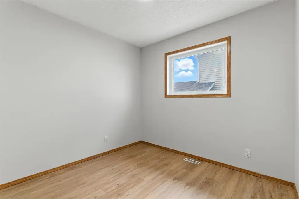 18 Springs Crescent SE