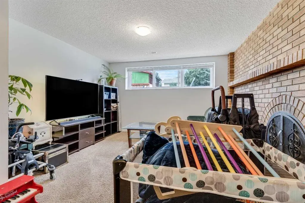 139 Manora Drive NE