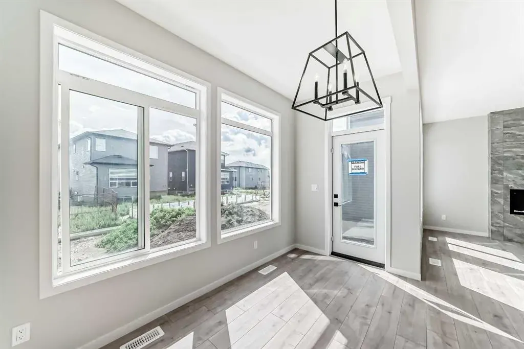 338 Corner Glen Way NE