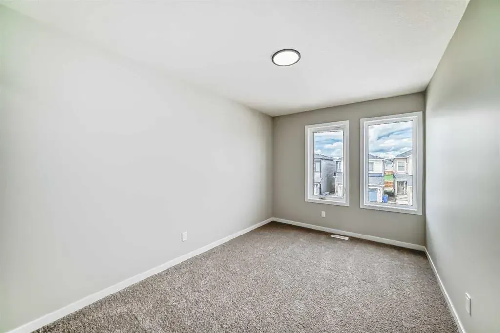338 Corner Glen Way NE