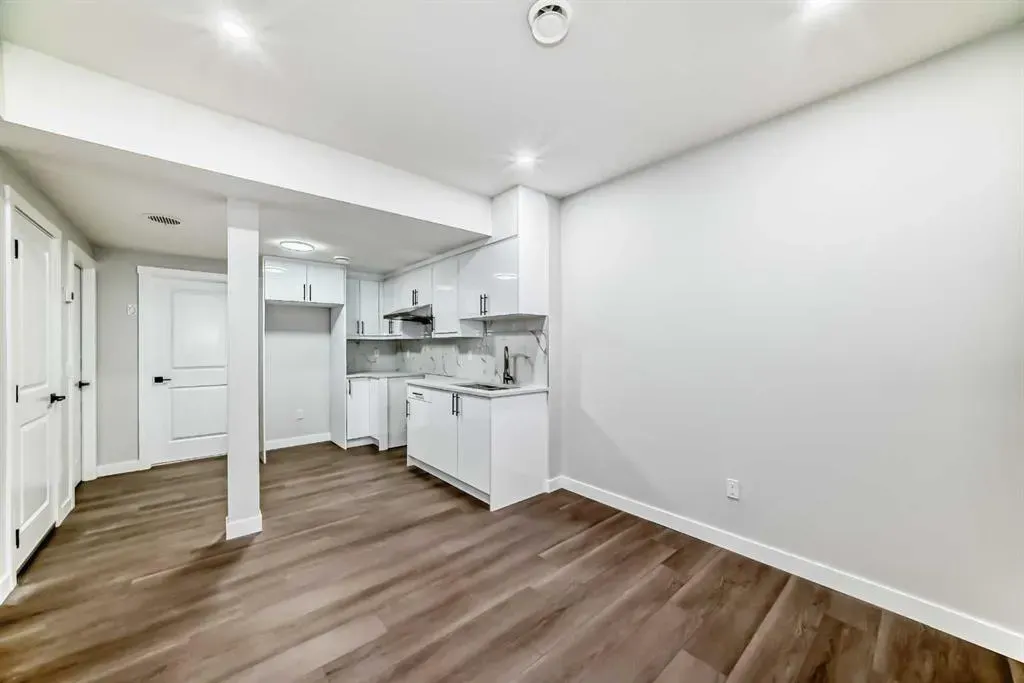 338 Corner Glen Way NE