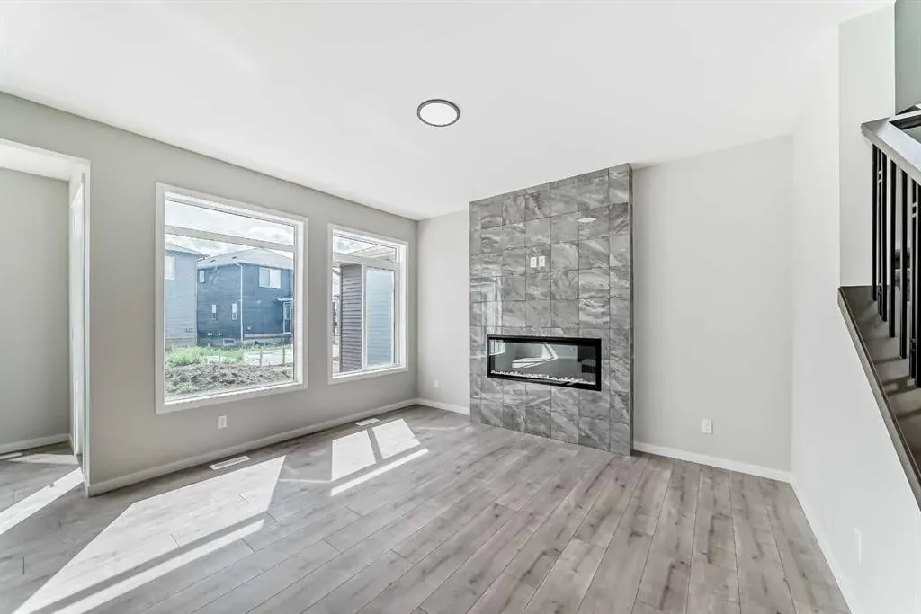 338 Corner Glen Way NE