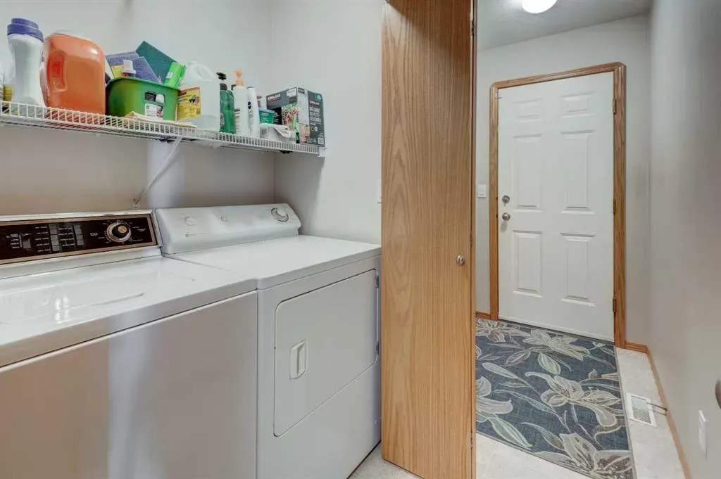 3 Strathmore Lakes Bay