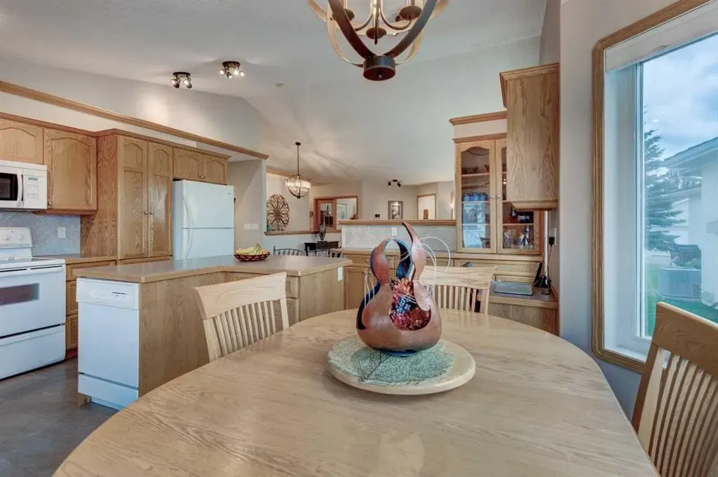 3 Strathmore Lakes Bay