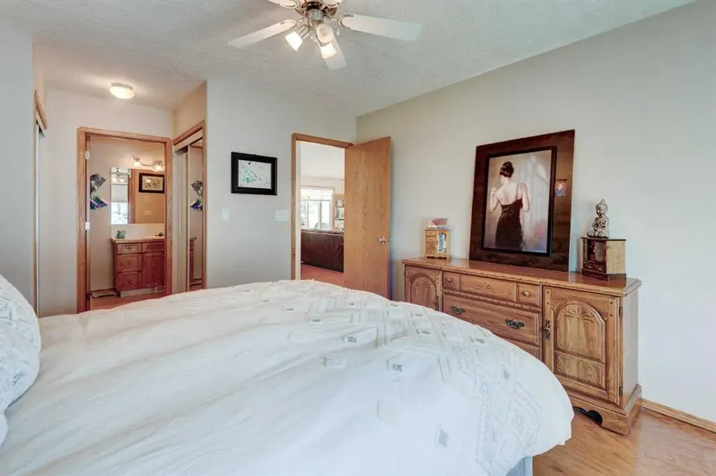 3 Strathmore Lakes Bay