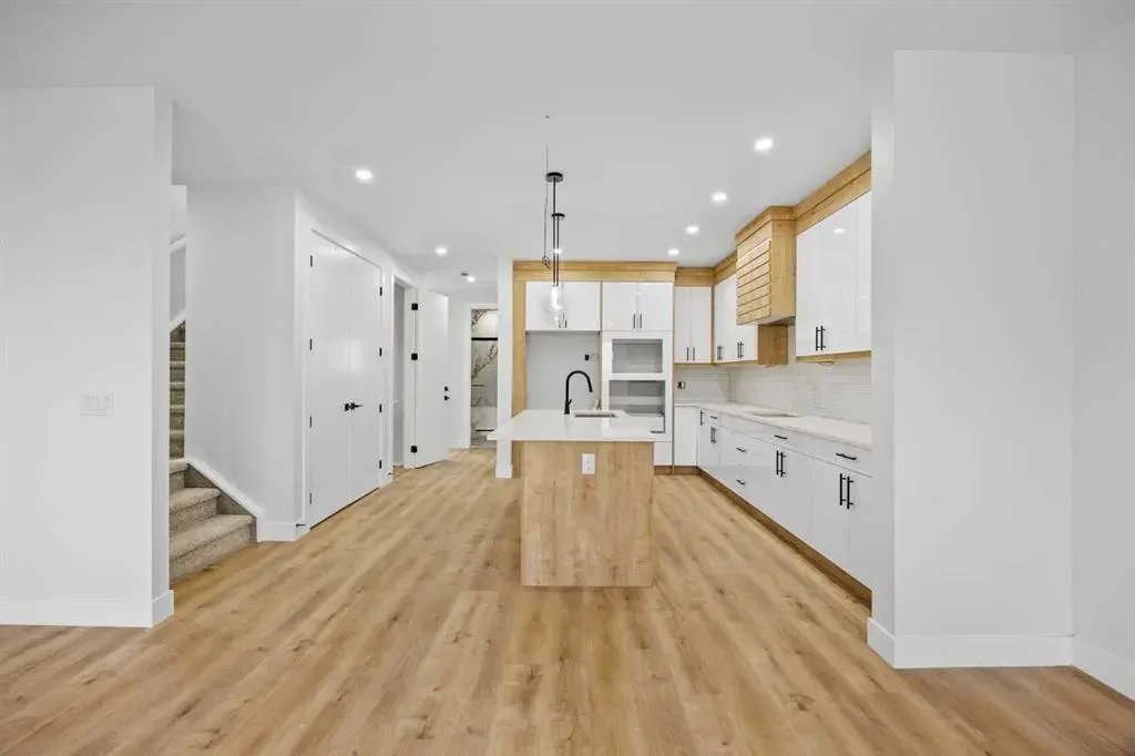 192 Saddlelake Manor NE