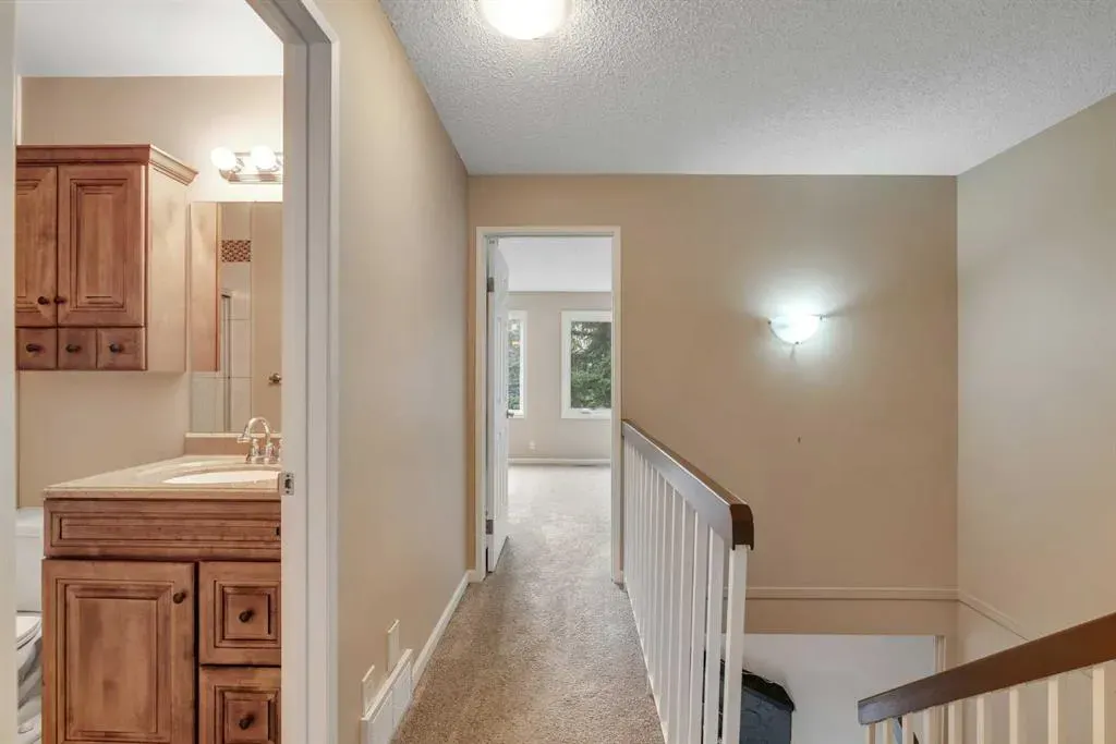 22 Coachway Green SW