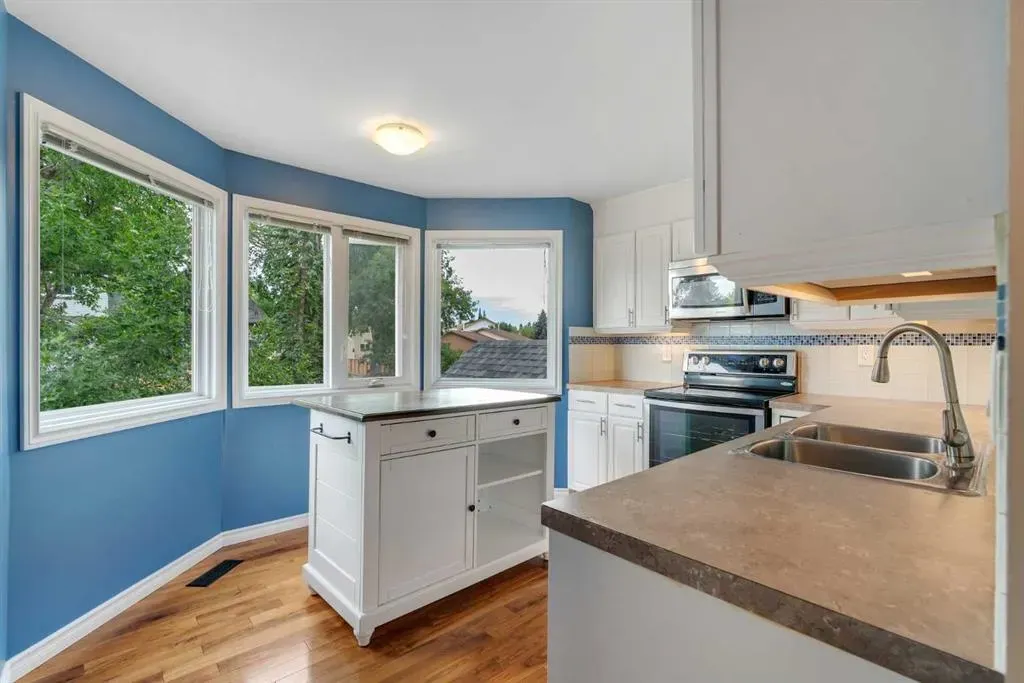 22 Coachway Green SW