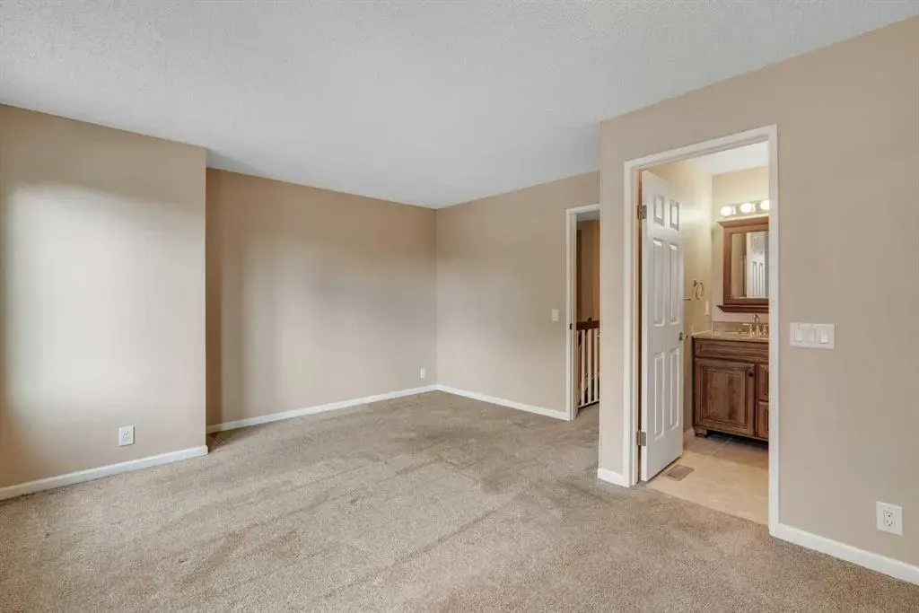 22 Coachway Green SW