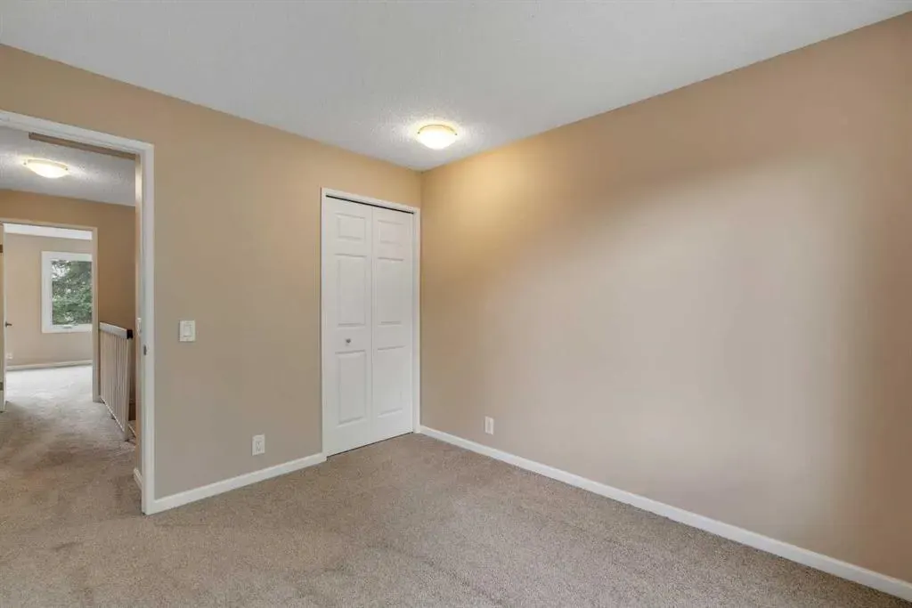 22 Coachway Green SW