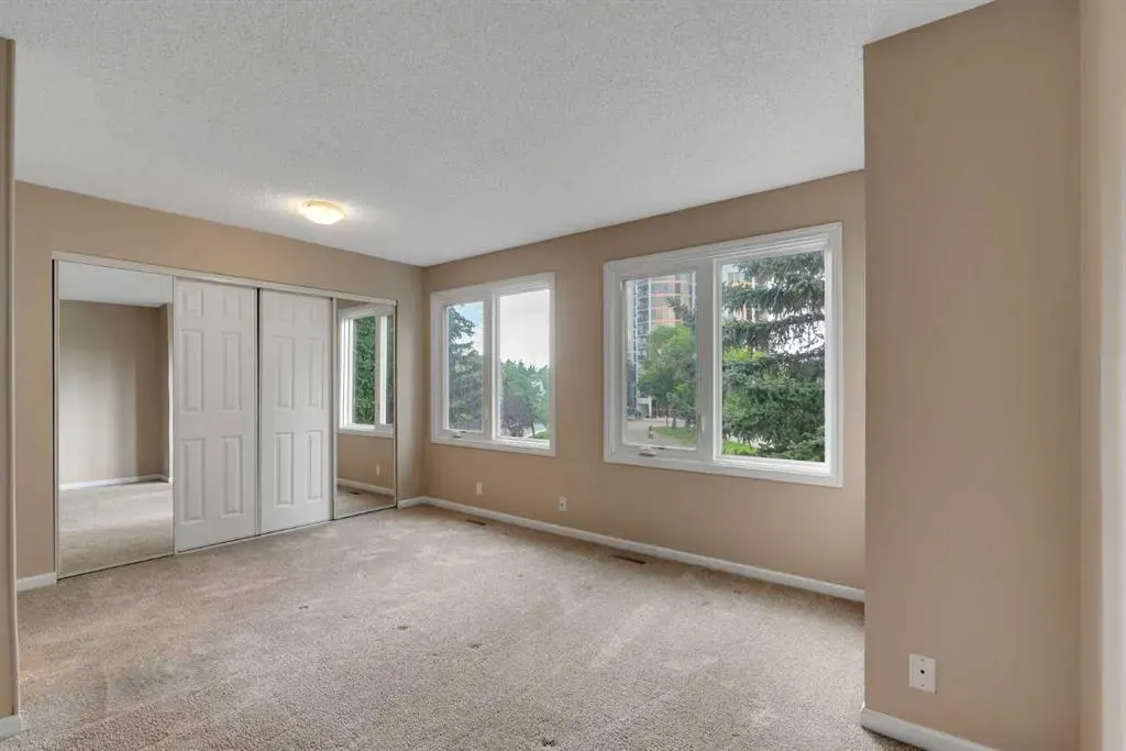 22 Coachway Green SW