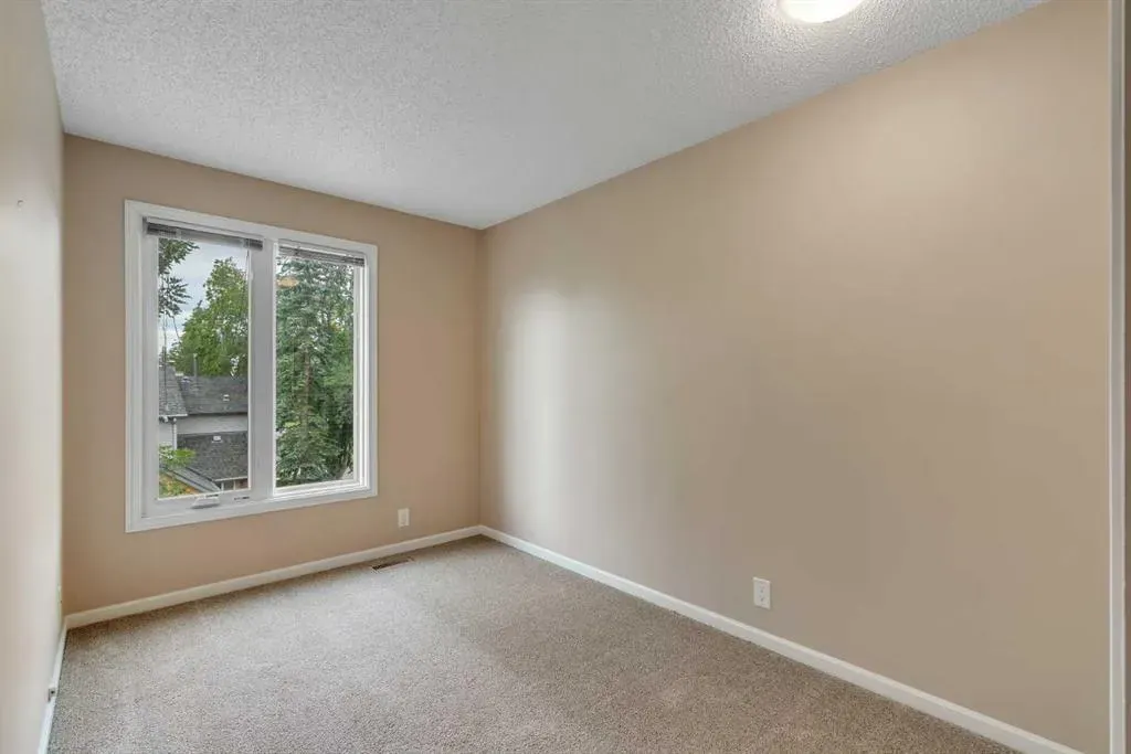 22 Coachway Green SW