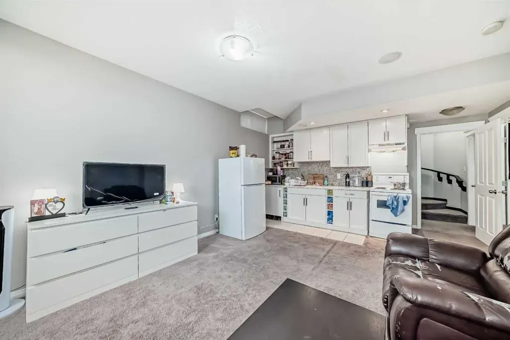 4 Redstone Park NE