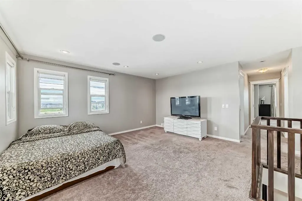 4 Redstone Park NE