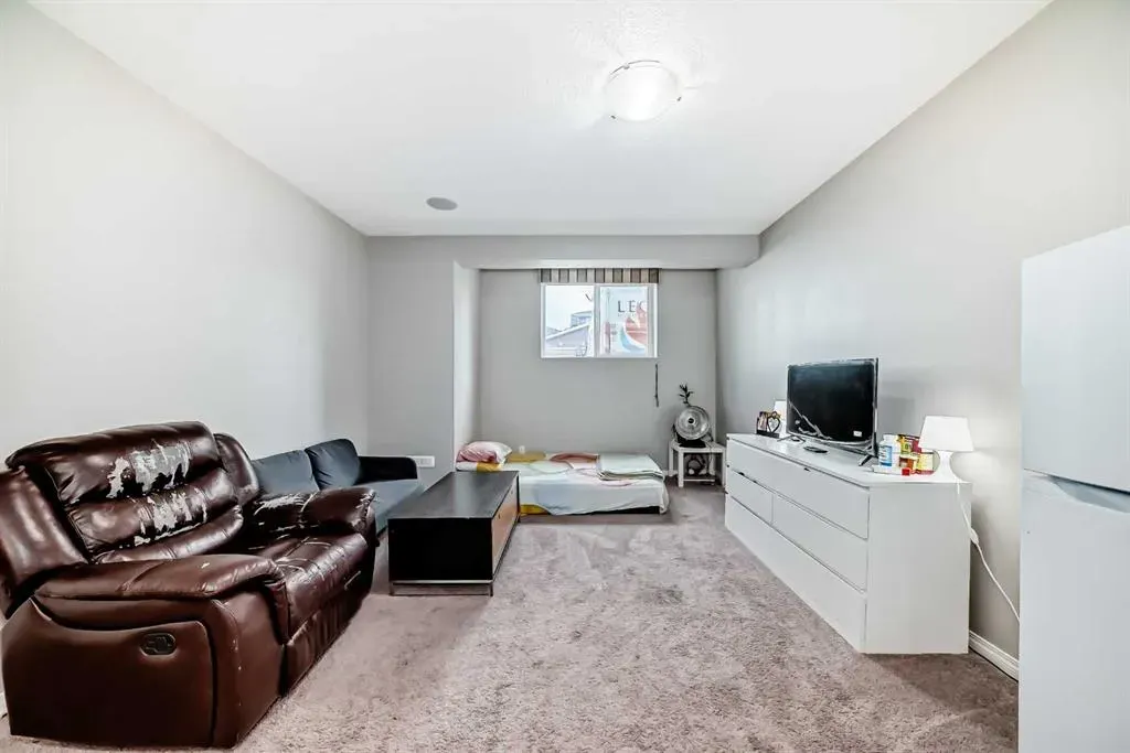 4 Redstone Park NE