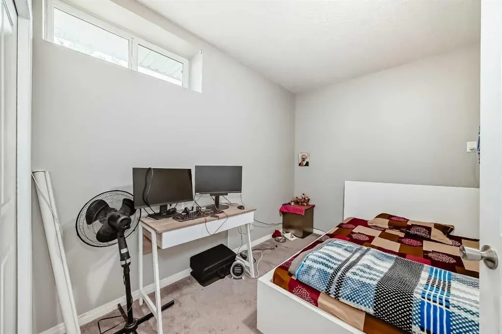 4 Redstone Park NE