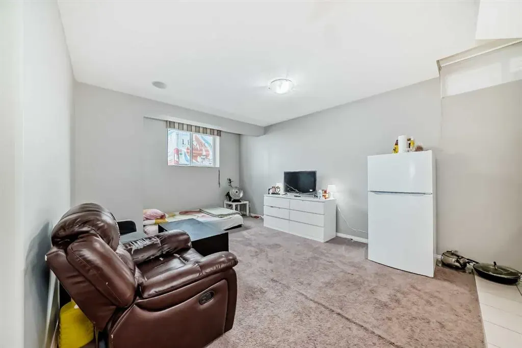4 Redstone Park NE
