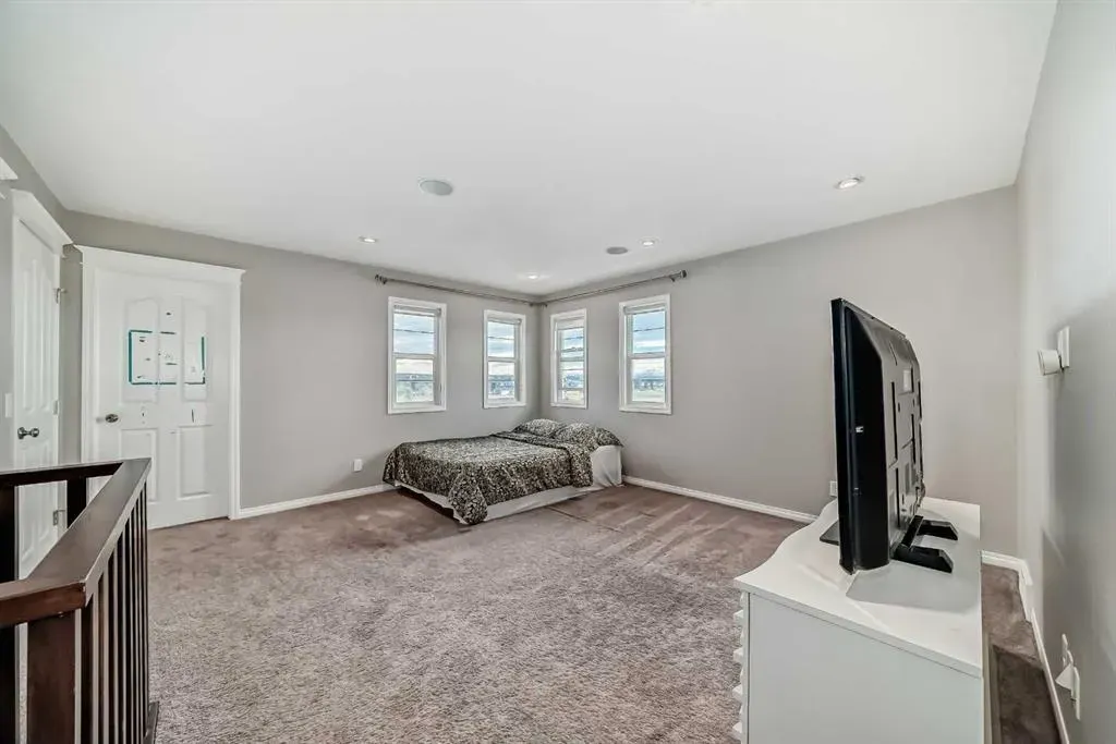 4 Redstone Park NE