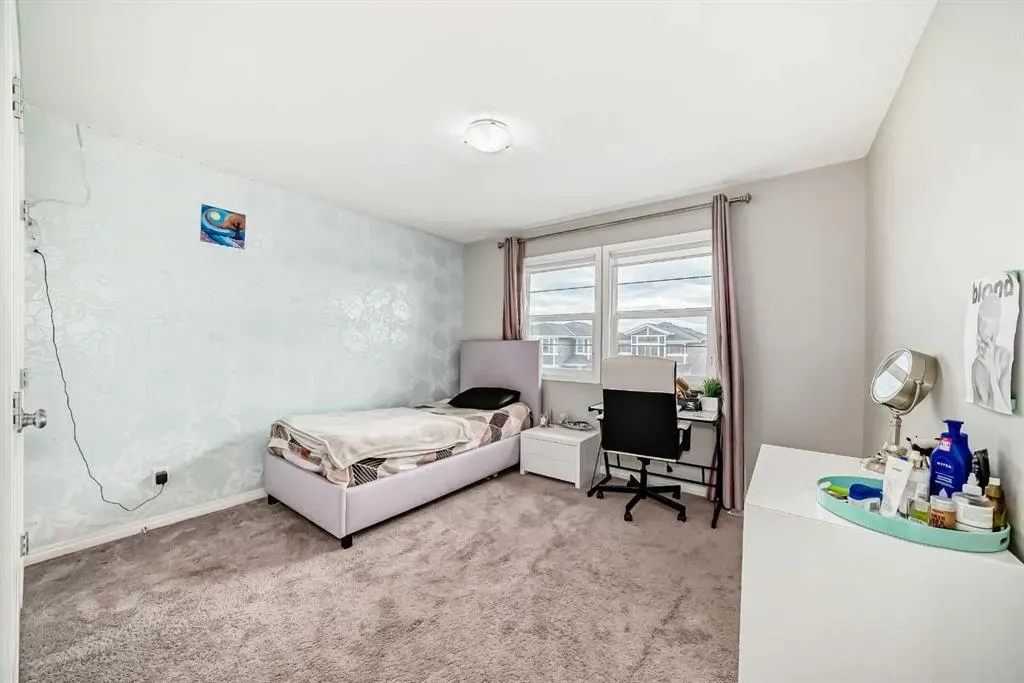 4 Redstone Park NE