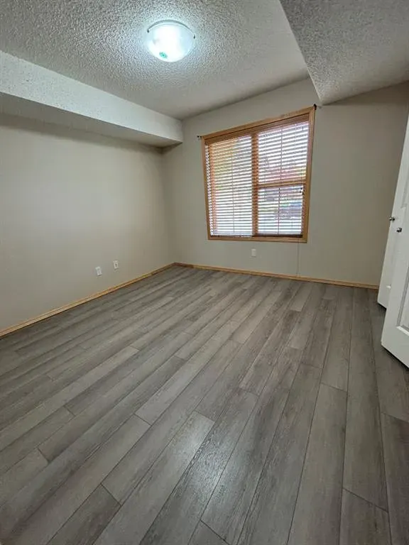 8 Everridge Square SW, #106