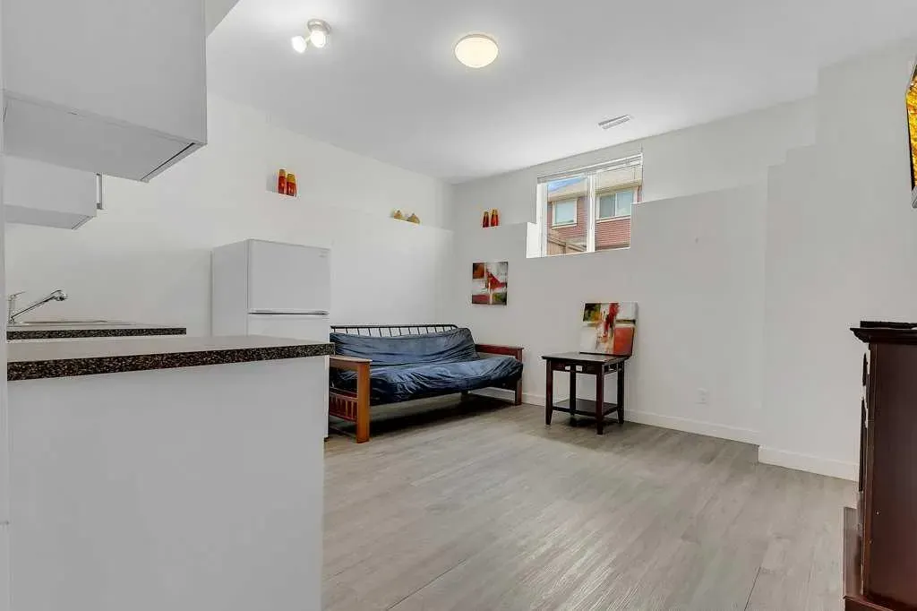 233 Kingsbury Close SE