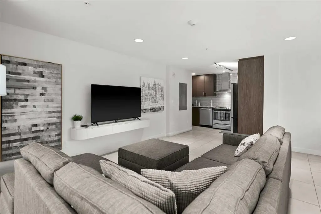 303 13 Avenue SW, #201