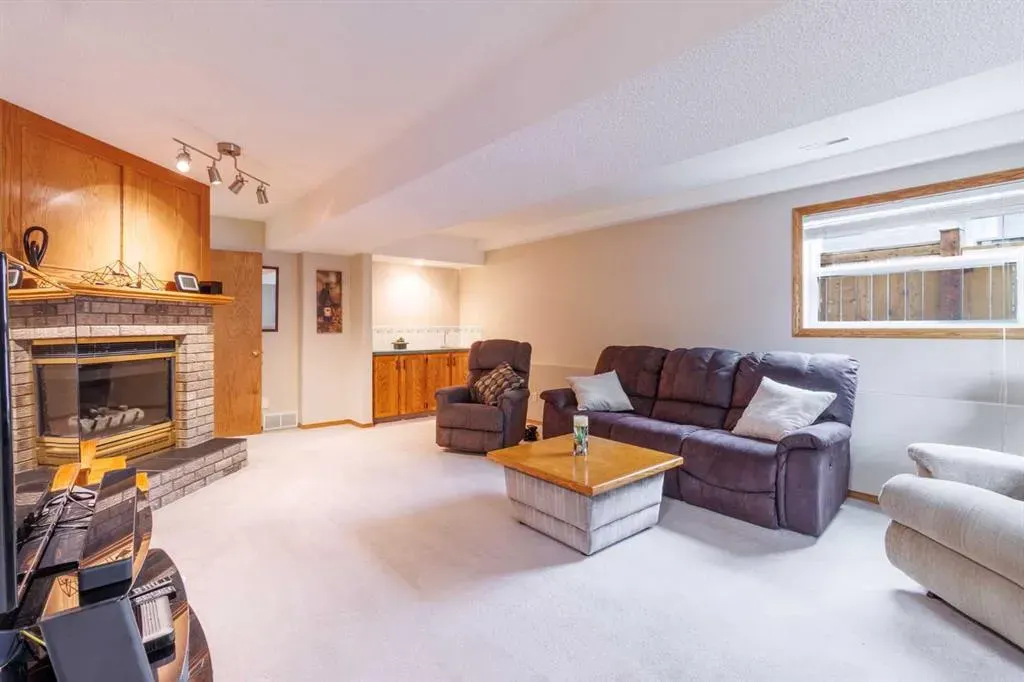 20 Macewan Ridge Gate NW