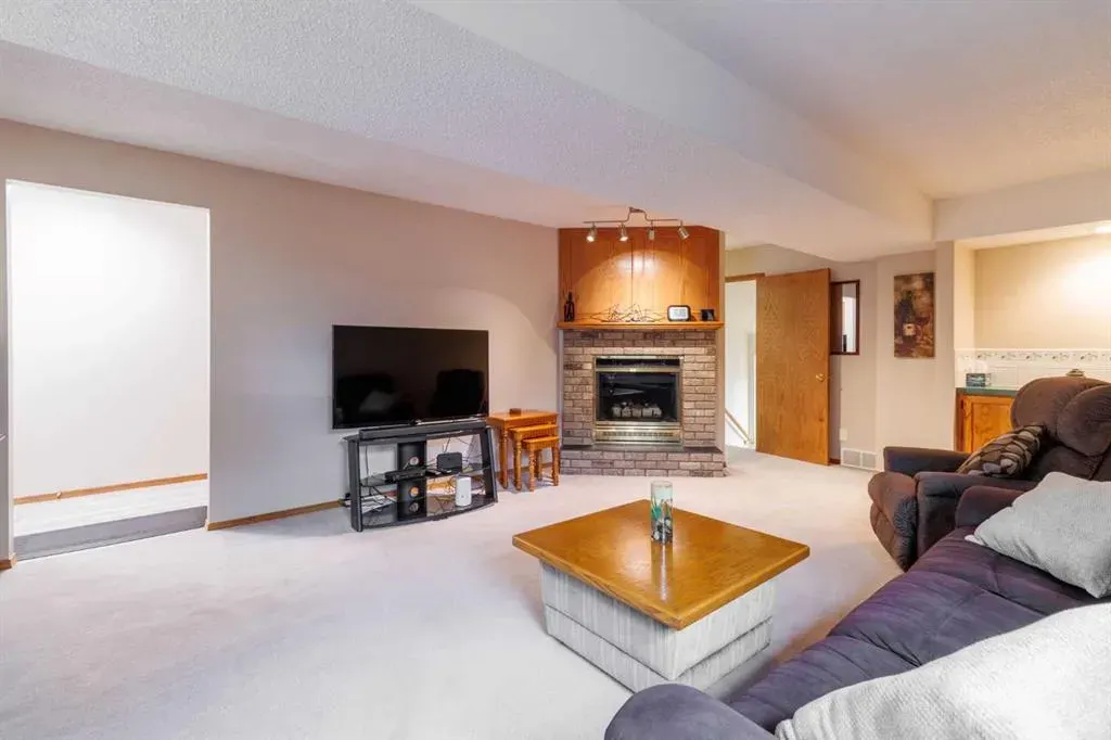 20 Macewan Ridge Gate NW