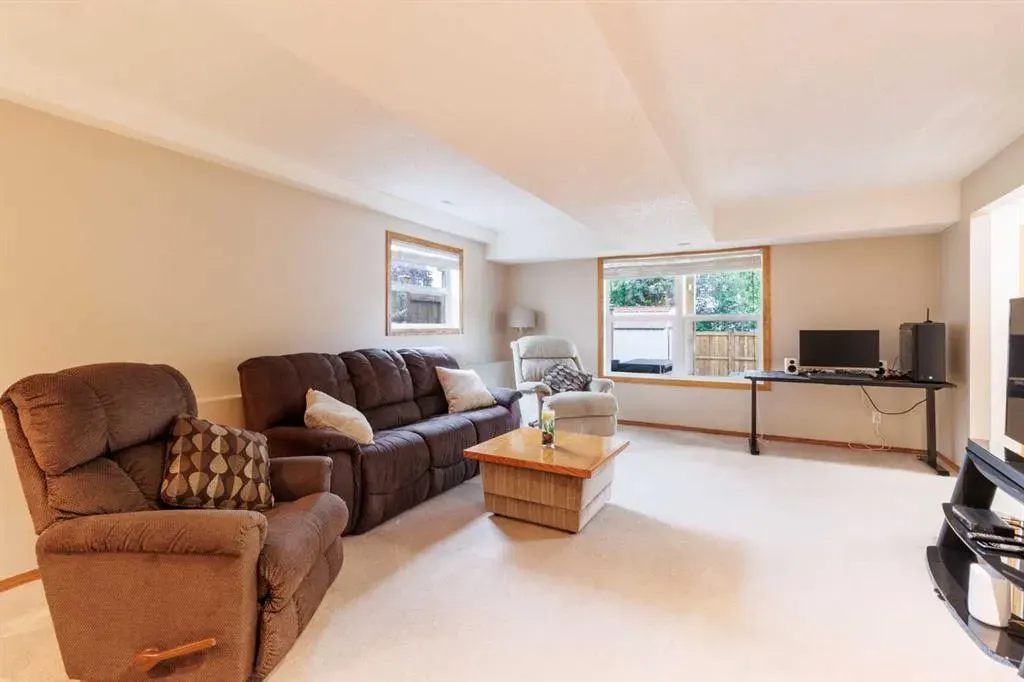 20 Macewan Ridge Gate NW