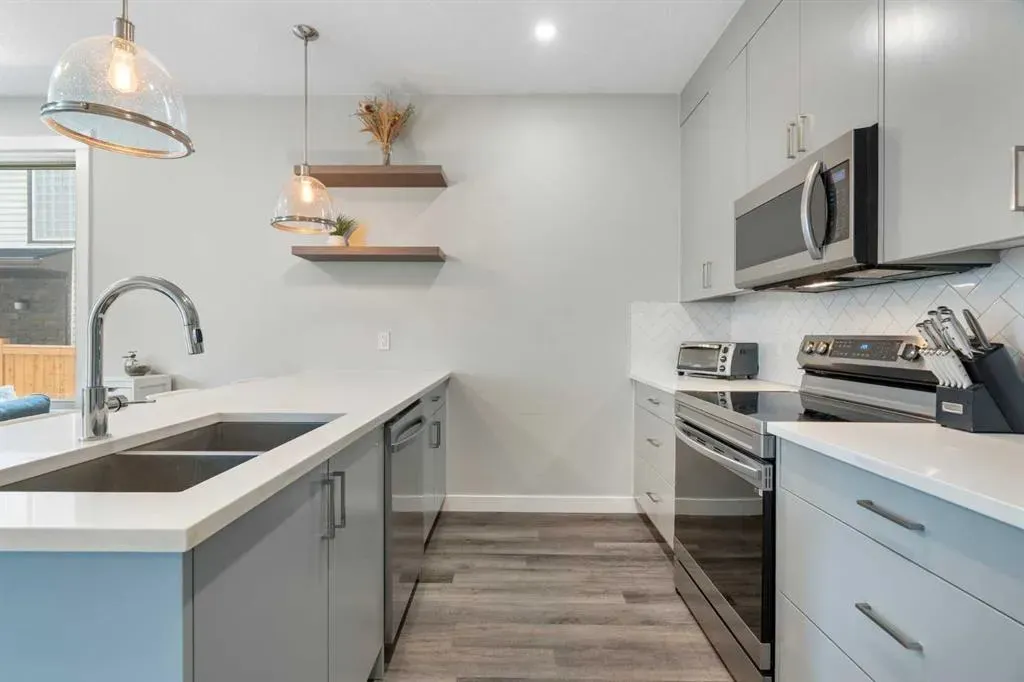 136 21 Avenue NE, #2