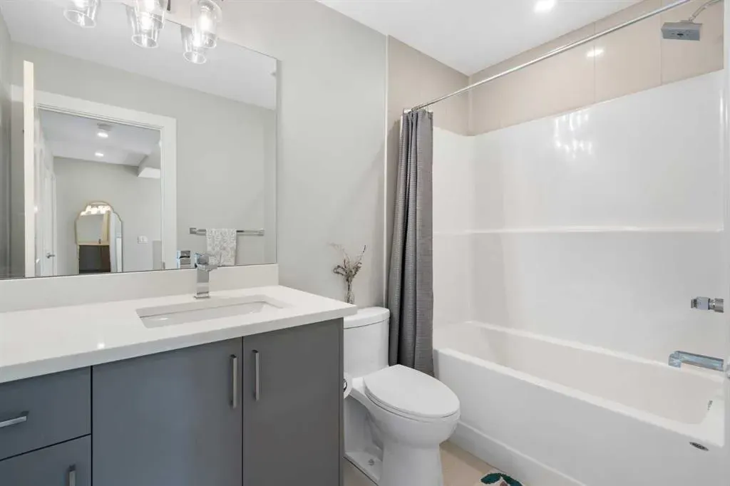 136 21 Avenue NE, #2