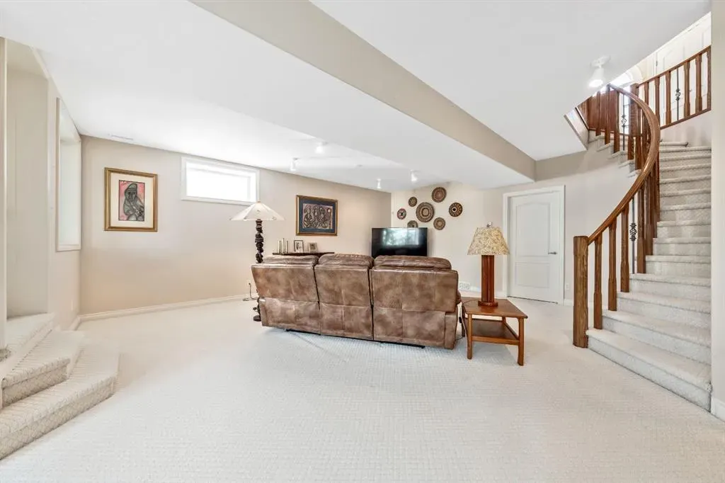 94 Simcoe Crescent SW