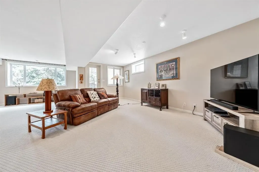 94 Simcoe Crescent SW