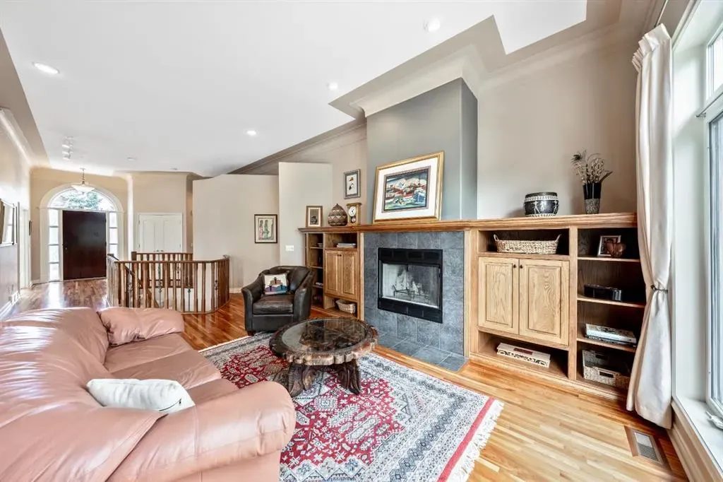 94 Simcoe Crescent SW