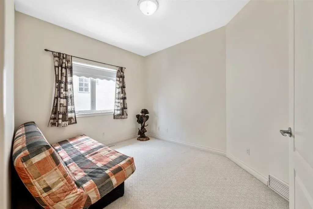 94 Simcoe Crescent SW