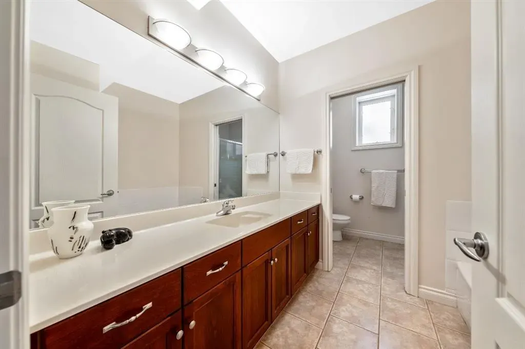 94 Simcoe Crescent SW