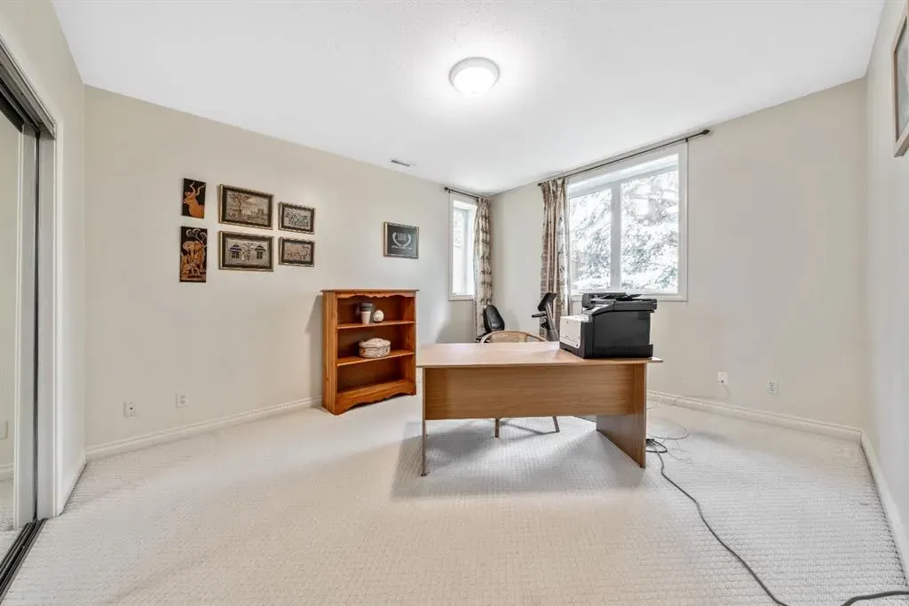 94 Simcoe Crescent SW