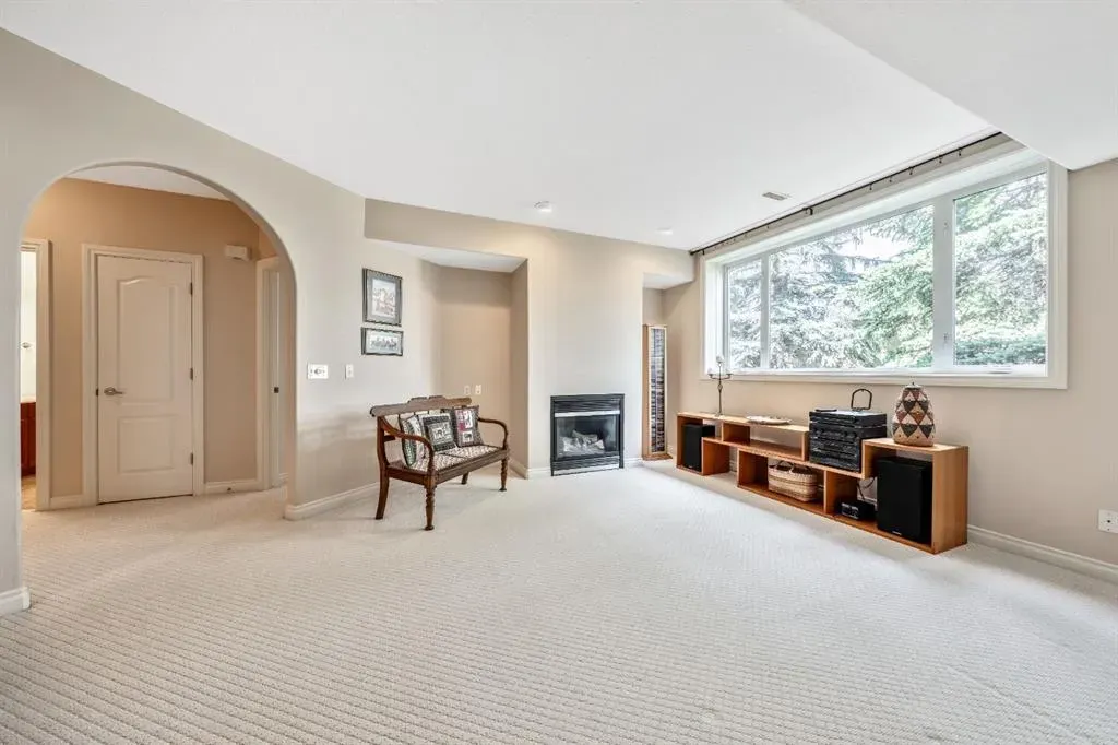 94 Simcoe Crescent SW