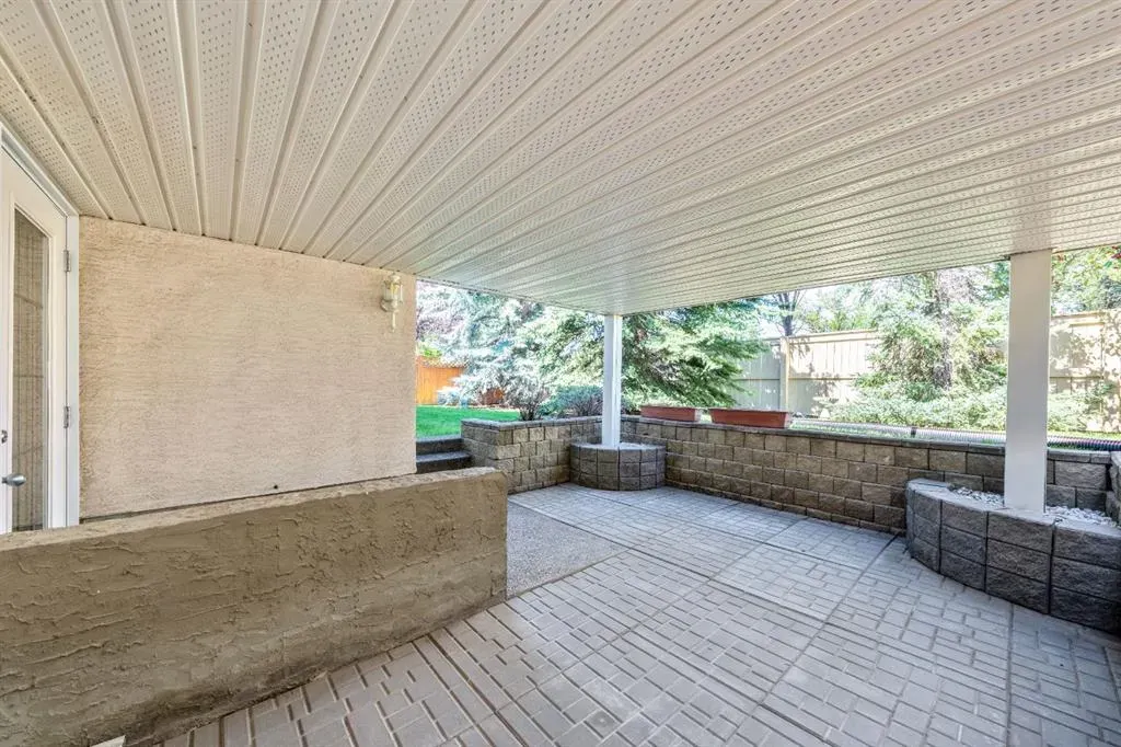 94 Simcoe Crescent SW