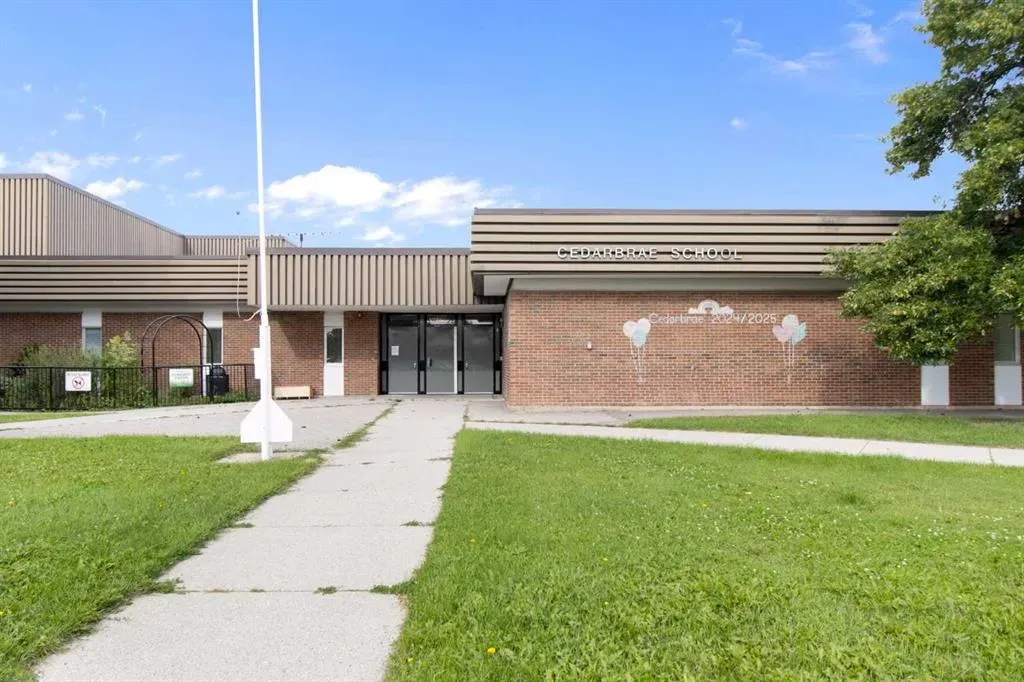 472 Cedarille Crescent SW