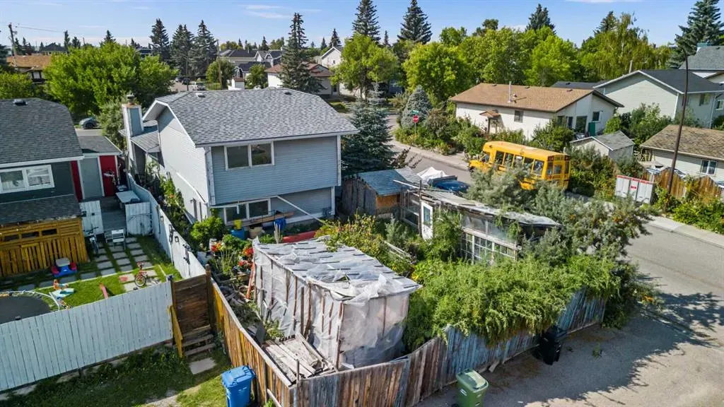16 Tararidge Drive NE